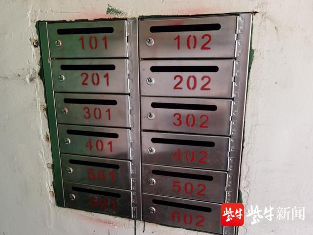 動態信息    在福州平安大廈,新型智能信報箱的投入.