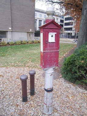 藍色信報箱 社區(qū)角落的溫暖守護者